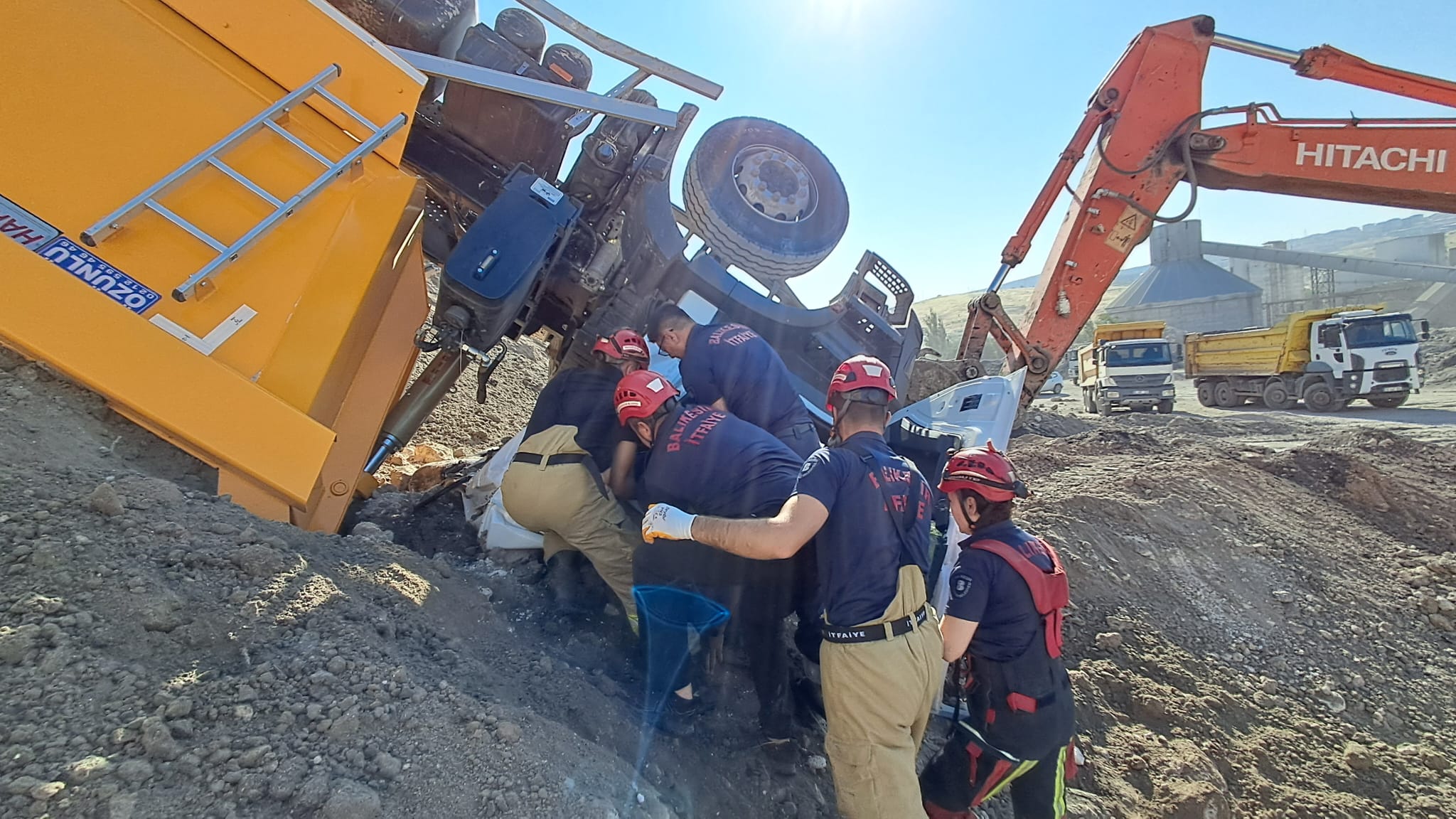 KAMYON DEVRİLDİ: 1 YARALI