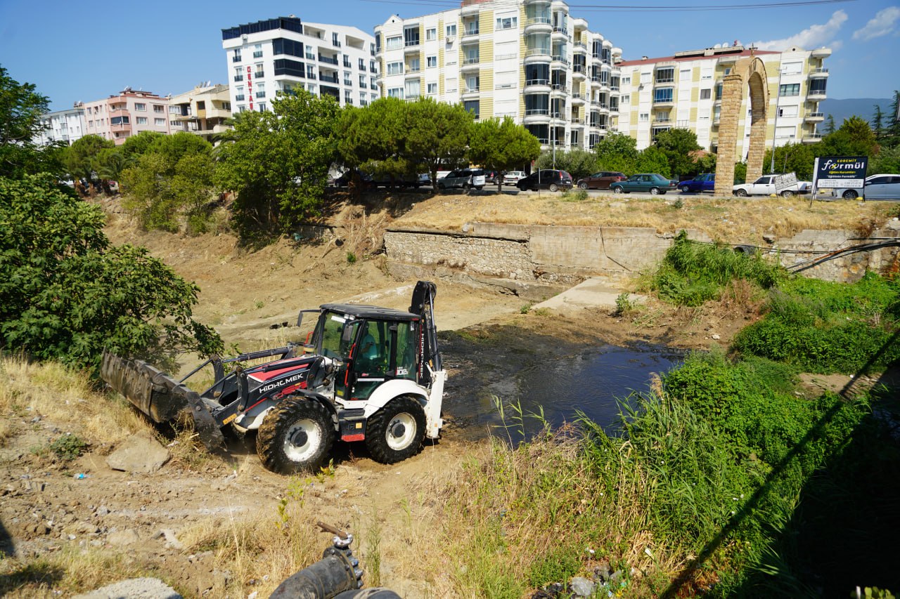 EDREMİT’TE DERELER TEMİZLENİYOR