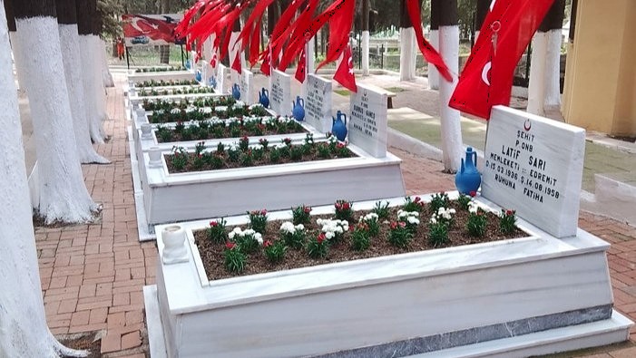 ŞEHİTLİKLER ÇİÇEK AÇIYOR