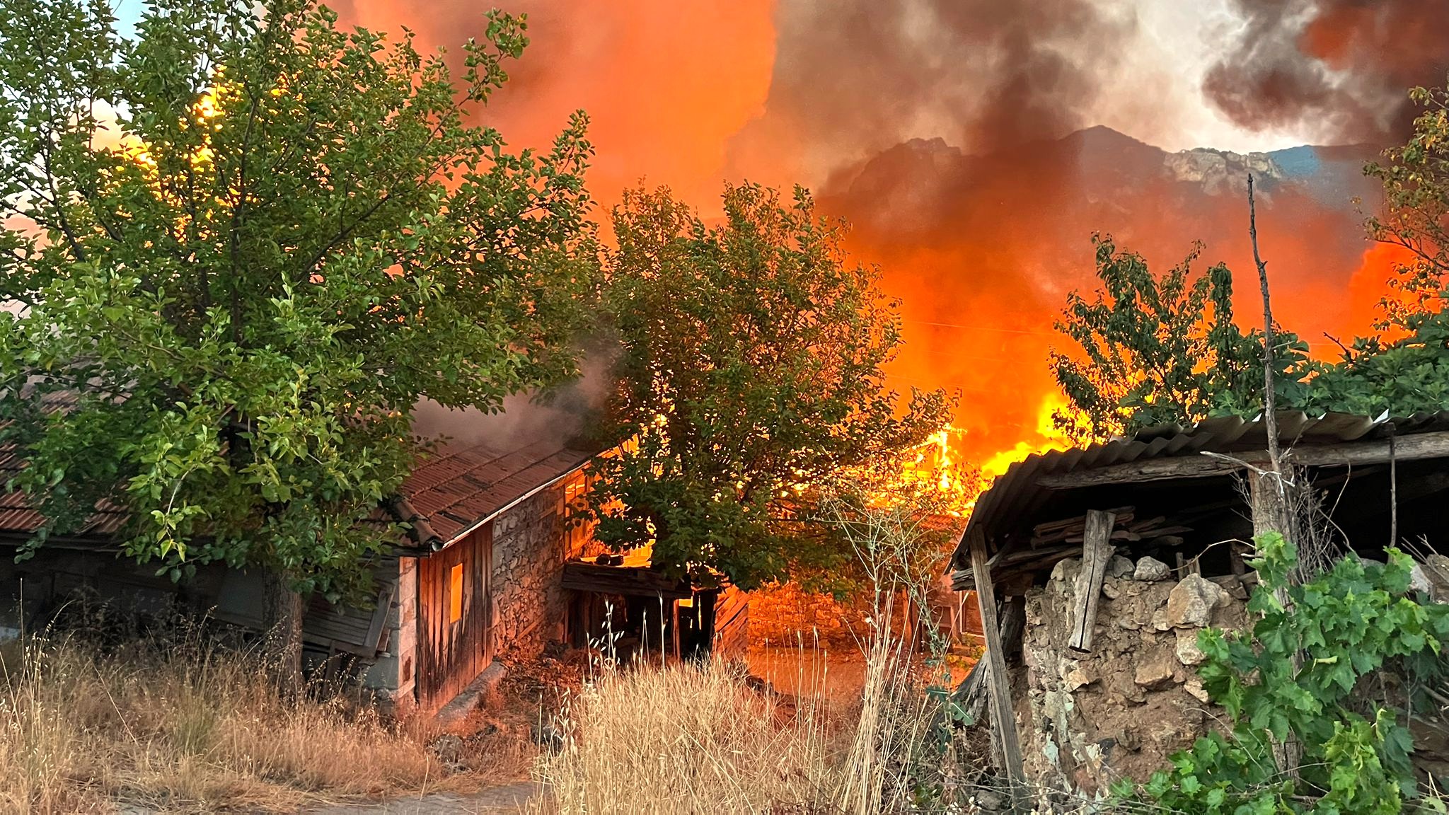 BALIKESİR’DE 15 EV YANDI