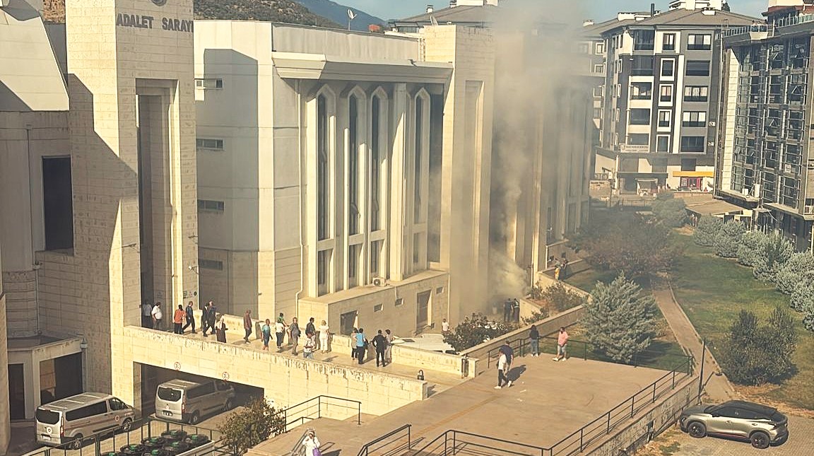ADLİYEDE YANGIN KORKUSU
