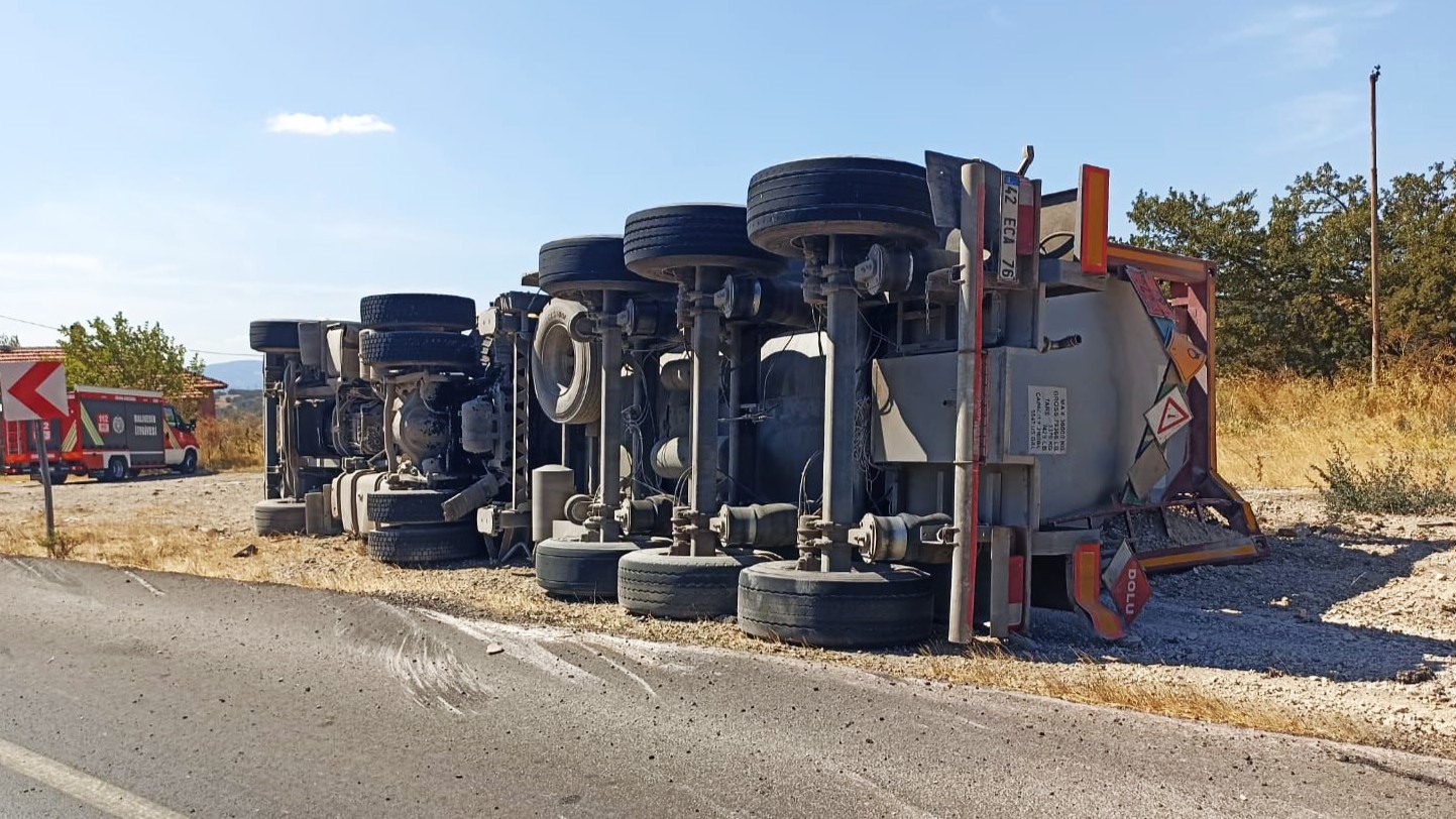 KİMYASAL MADDE YÜKLÜ TIR DEVRİLDİ