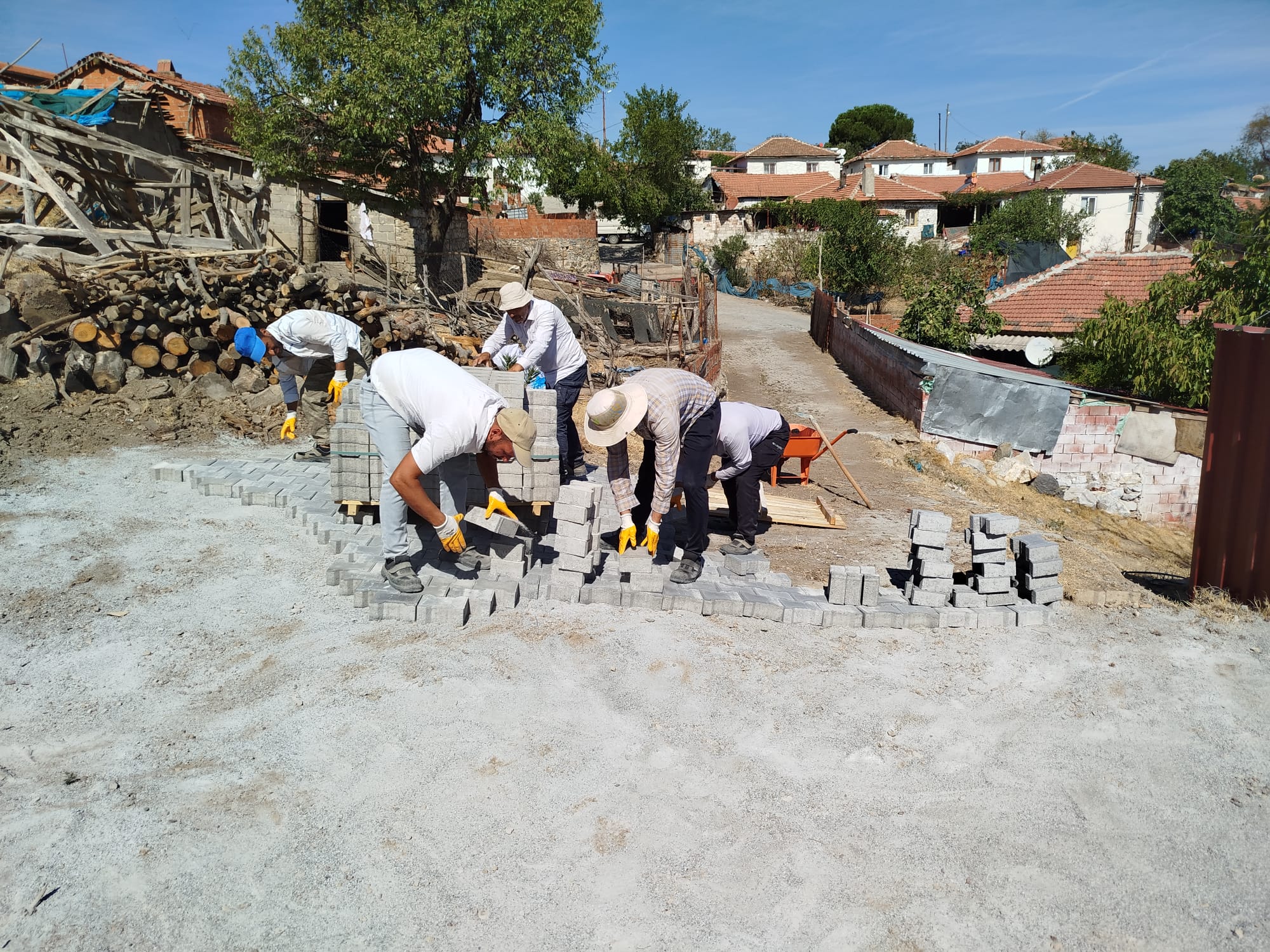 BURHANİYE’DE BELEDİYEDEN YOL ATAĞI