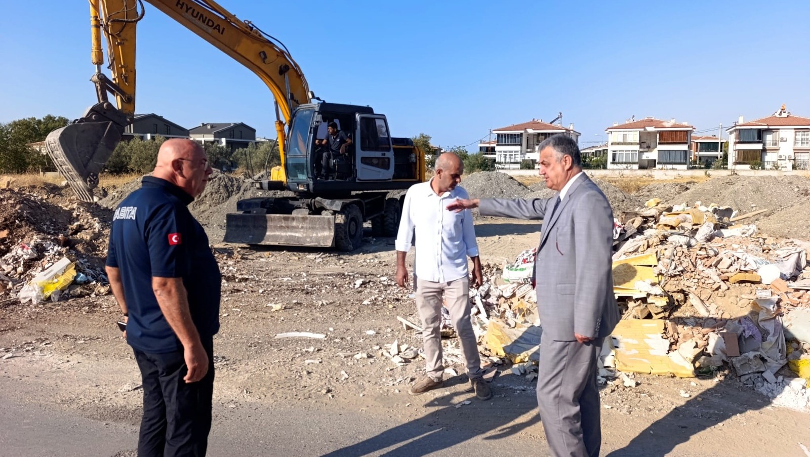 EDREMİT’TE MOLOZ TEMİZLİĞİ