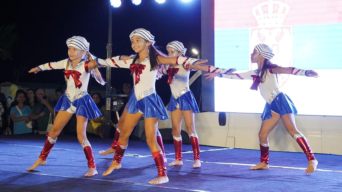 AYVALIK’TA HALK DANSLARI COŞKUSU