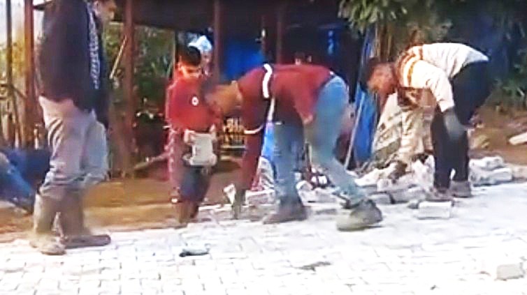 MAHALLEYE YOL YAPAN VATANDAŞ