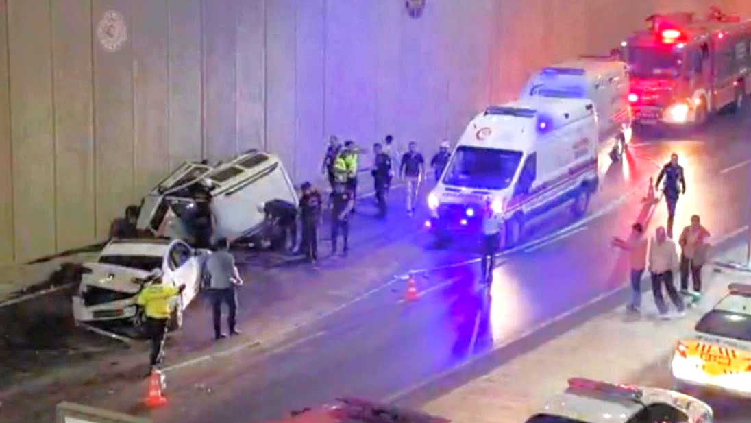 ZİNCİRLEME KAZA: 1 ÖLÜ, 4 YARALI