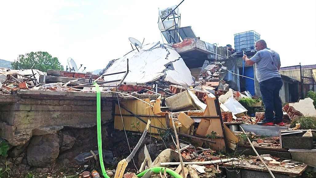 PATLAMA OLDU, EV YIKILDI