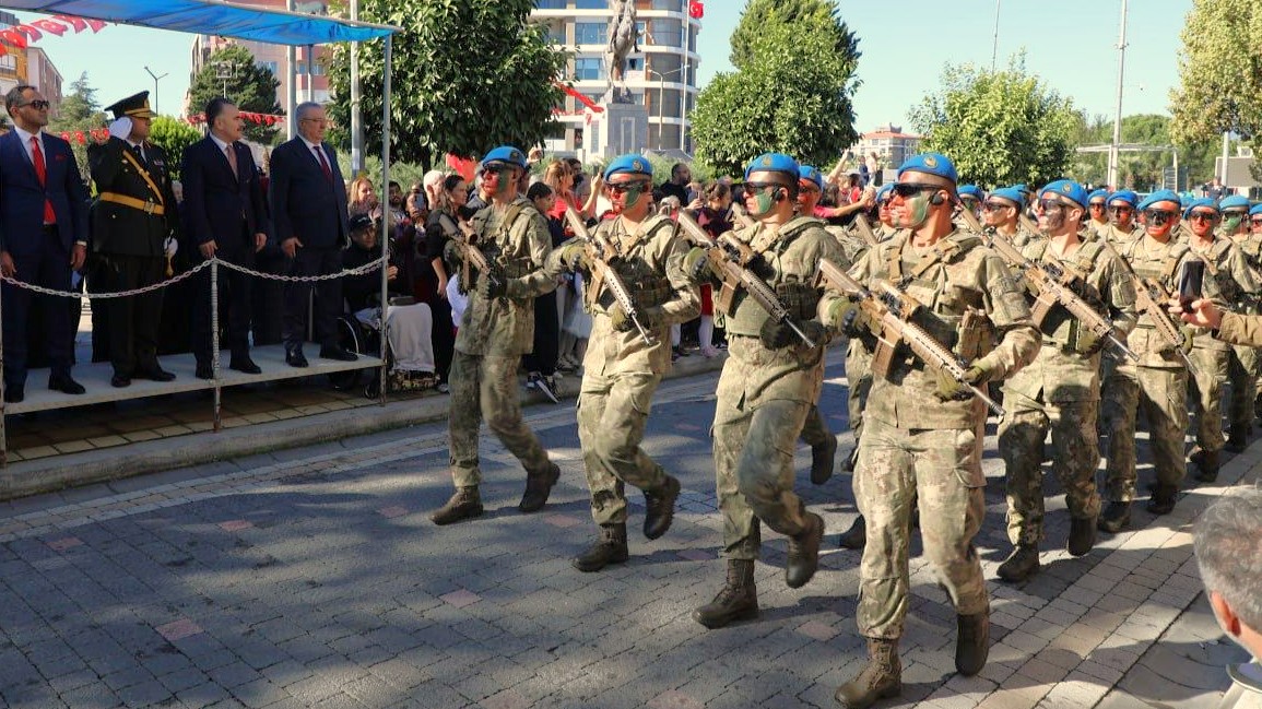 29 EKİM EDREMİT’TE COŞKUYLA KUTLANDI