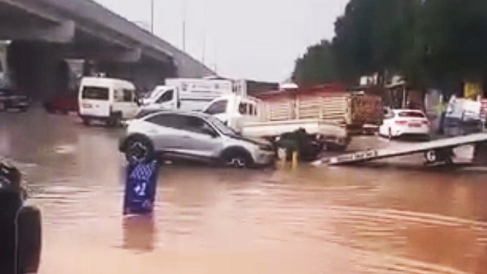 ARAÇLAR ÇAMURA SAPLANDI