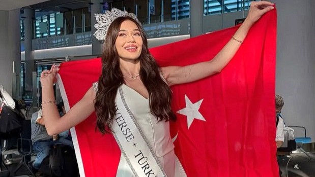 KAİNAT GÜZELİ ADAYLARI SAHNEDE