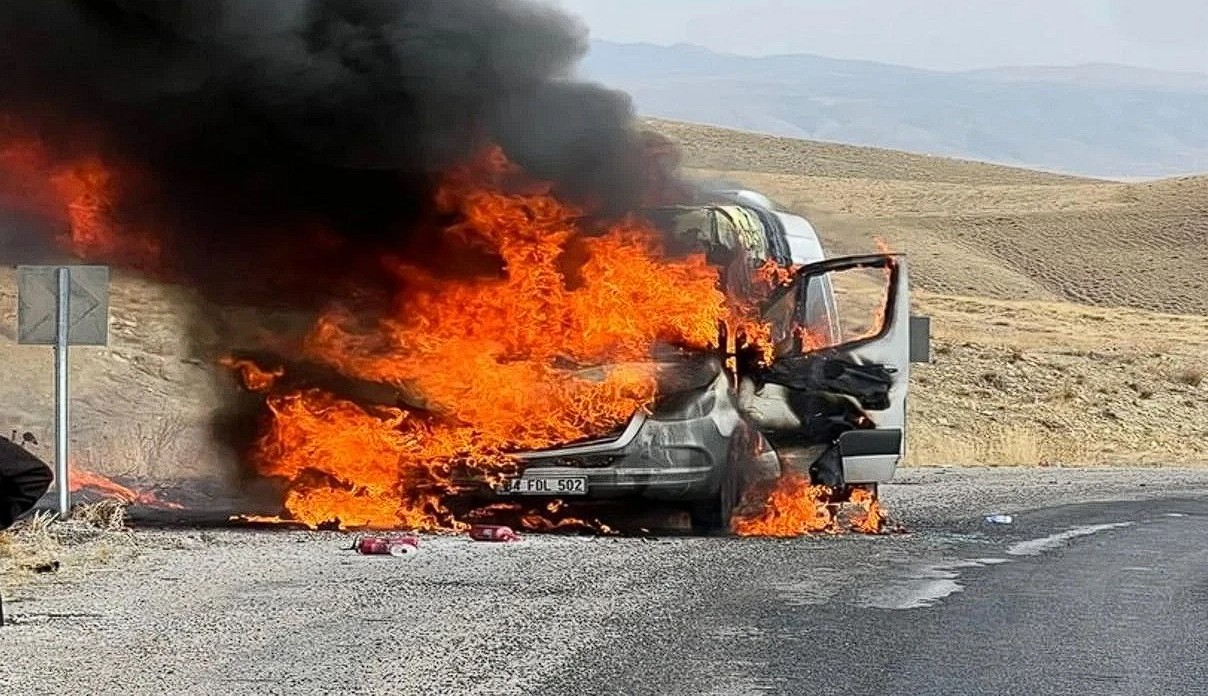 YOLCU MİNİBÜSÜ YANDI!