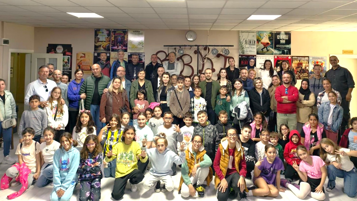 BURHANİYE KENT TİYATROSU SEZONU AÇTI