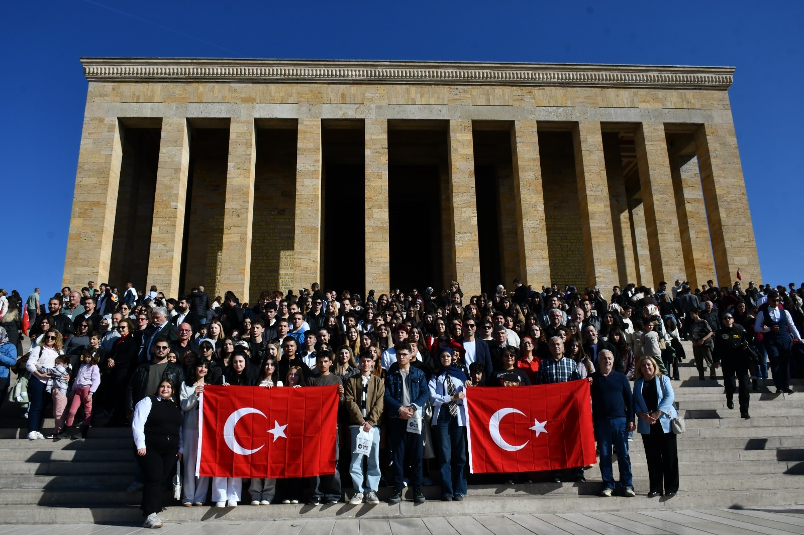 BALIKESİRLİ GENÇLER ATA’NIN HUZURUNDA