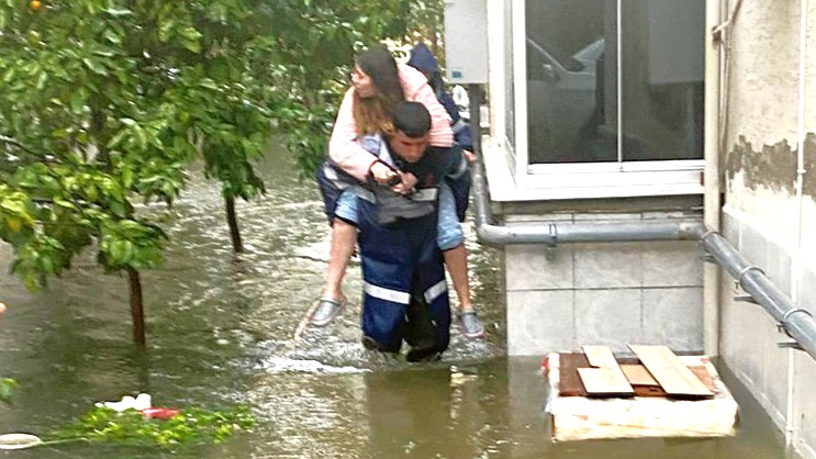 DİZ BOYU SUDA MAHSUR KALDILAR!