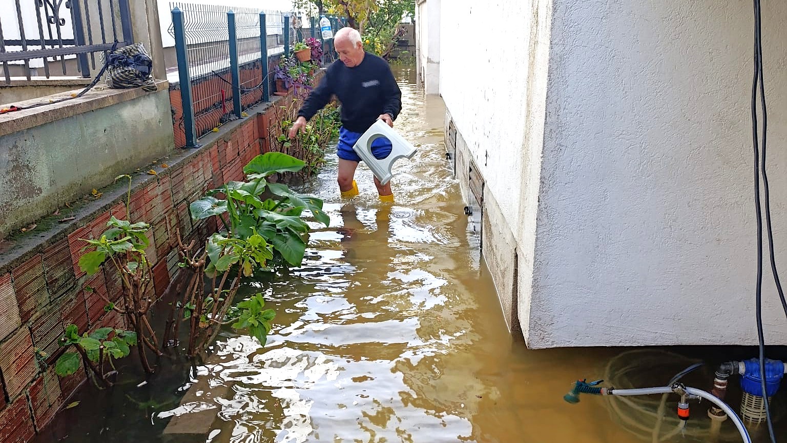 BELEDİYE EKİPLERİ ÇARESİZ KALDI!