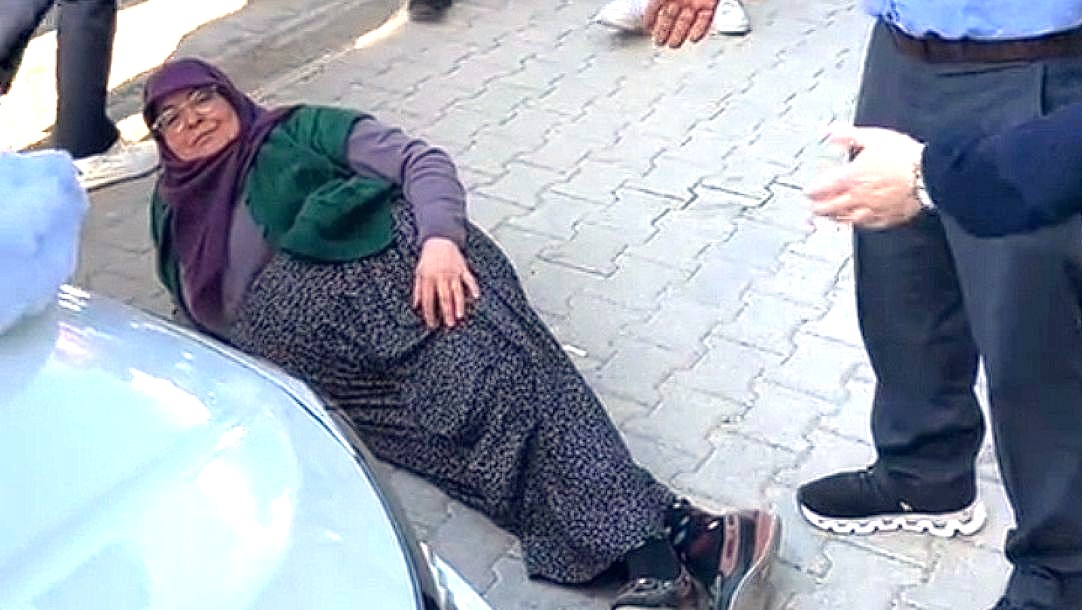 BAHŞİŞ İÇİN YERE YATIP BEKLEDİ