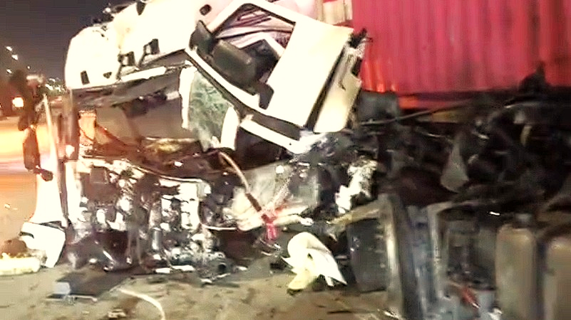 TIR KAMYONA ÇARPTI: 2 YARALI