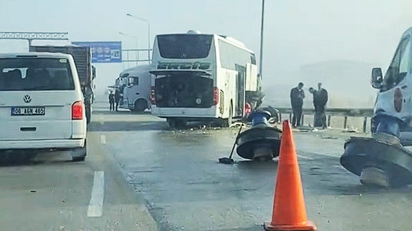 OTOBÜS TIR’A ÇARPTI, 11 YARALI