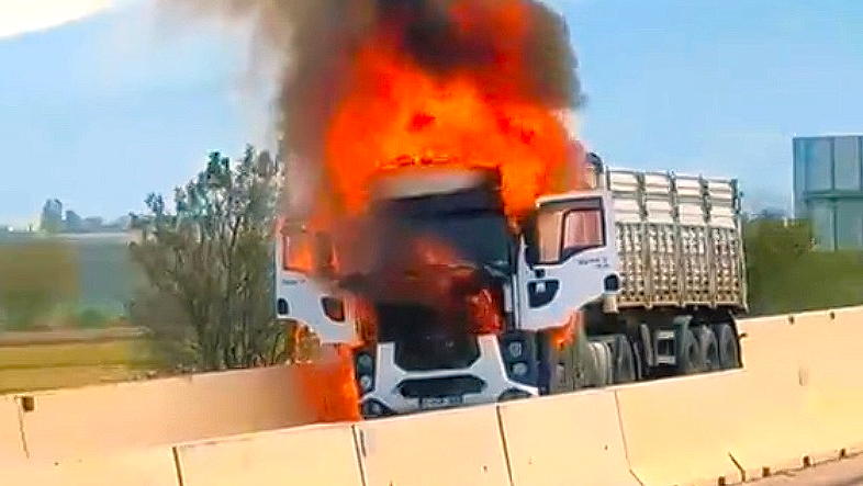 KAMYON ALEV TOPUNA DÖNDÜ!