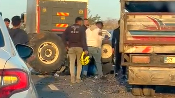 KAMYONET TRAKTÖRE ÇARPTI!