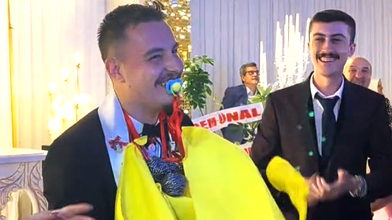 DAMADA SÜNGERLİ, EMZİKLİ TAKI!