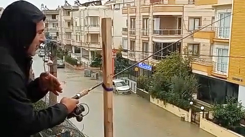 BALKONDAN SOKAĞA OLTA SALLADI