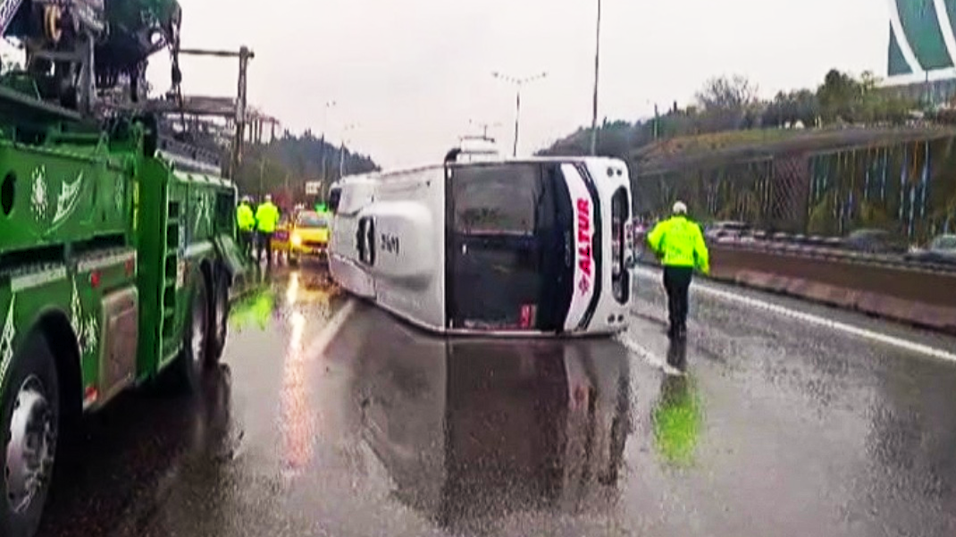 MİNİBÜS BÖYLE DEVRİLDİ!