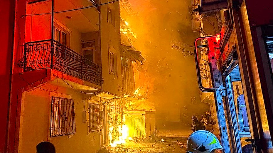 İKİ BİNA TAMAMEN YANDI!