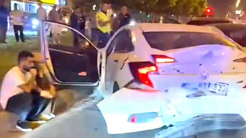 4 OTOMOBİL BİRBİRİNE ÇARPTI!