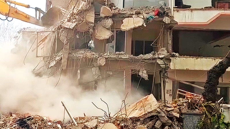 SINDIRGI’DA HATIRALAR YIKILIYOR!