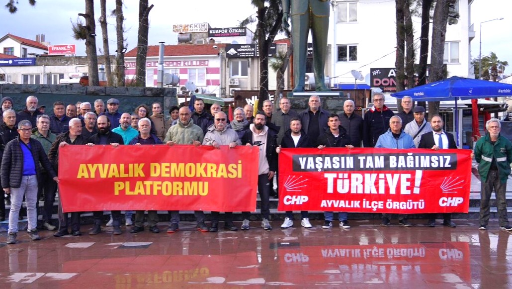 AYVALIK’TA DEMOKRASİ VURGUSU