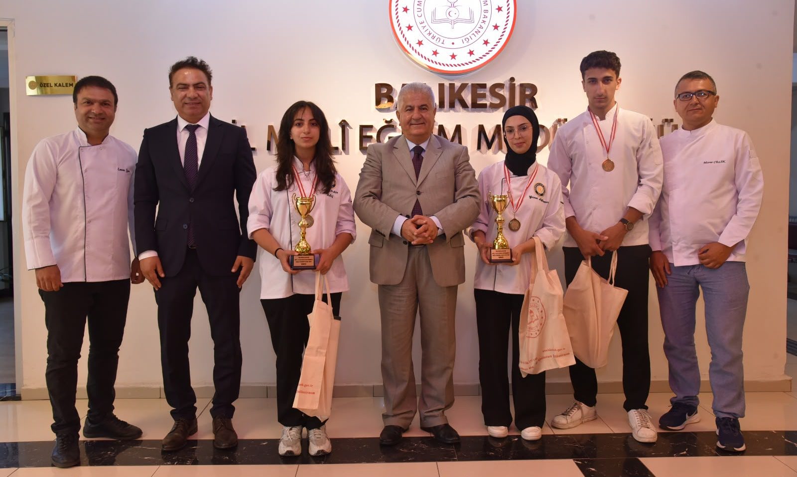 İKİ GURUR BİRDEN YAŞATTILAR